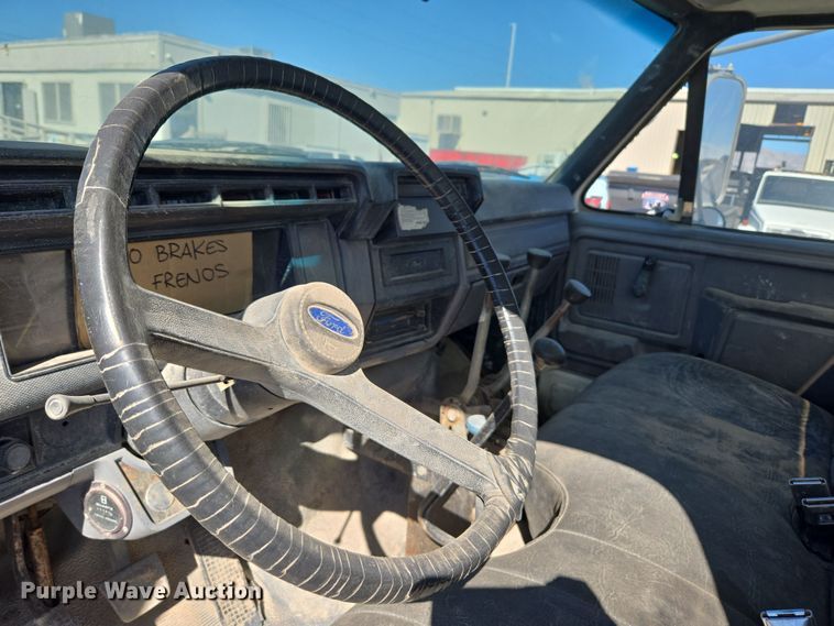 image for item ER5168 1996 Ford F800 water truck