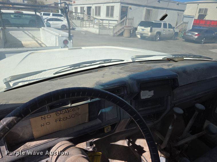 image for item ER5168 1996 Ford F800 water truck