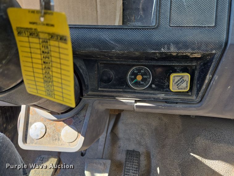 image for item ER5168 1996 Ford F800 water truck