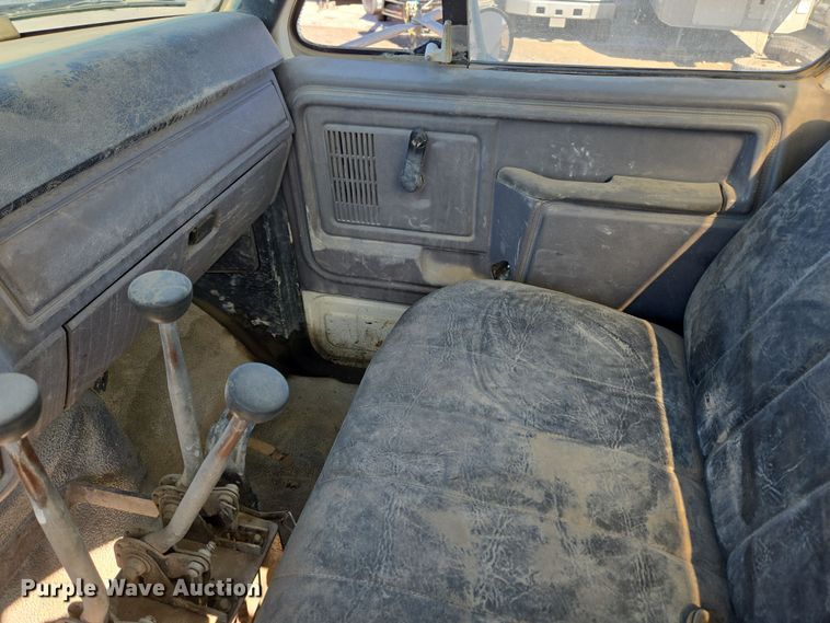 image for item ER5168 1996 Ford F800 water truck