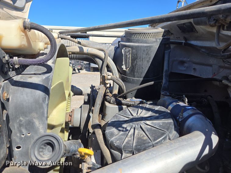 image for item ER5168 1996 Ford F800 water truck