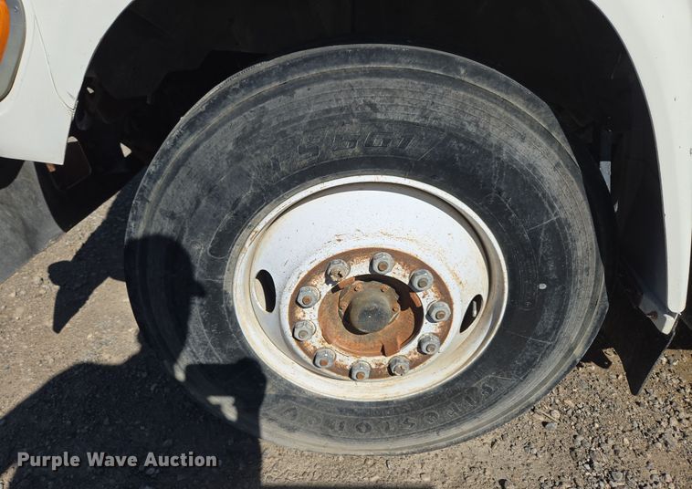 image for item ER5168 1996 Ford F800 water truck