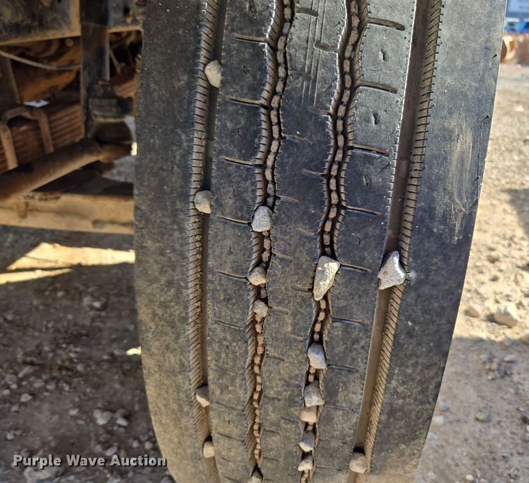 image for item ER5168 1996 Ford F800 water truck