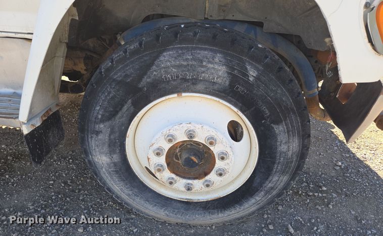 image for item ER5168 1996 Ford F800 water truck