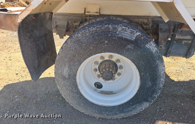 image for item ER5168 1996 Ford F800 water truck