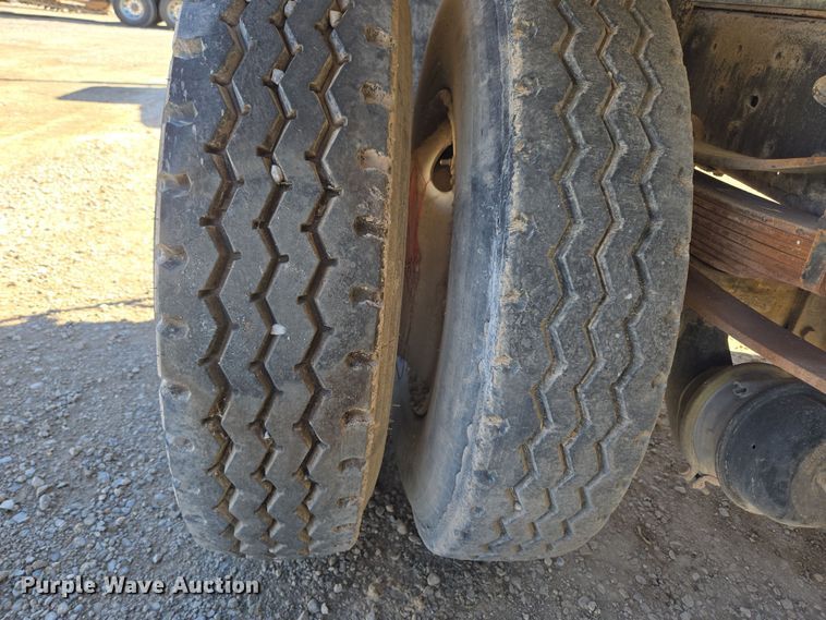 image for item ER5168 1996 Ford F800 water truck