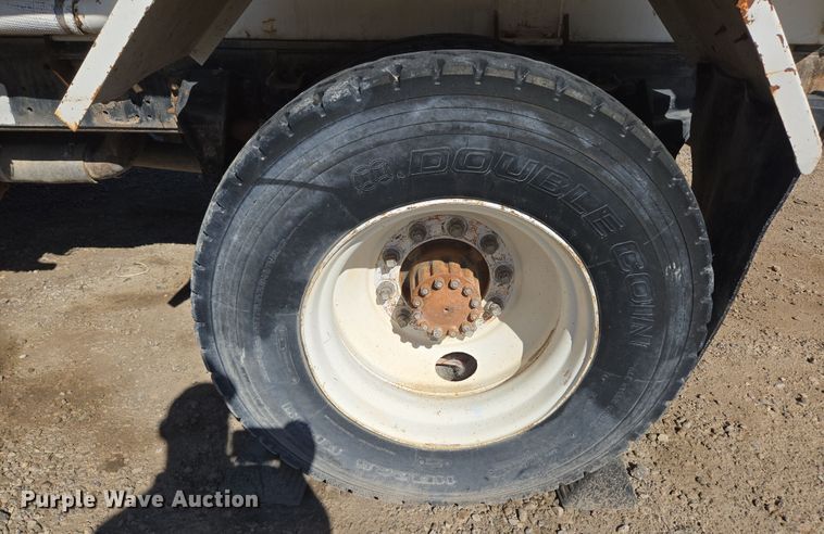 image for item ER5168 1996 Ford F800 water truck