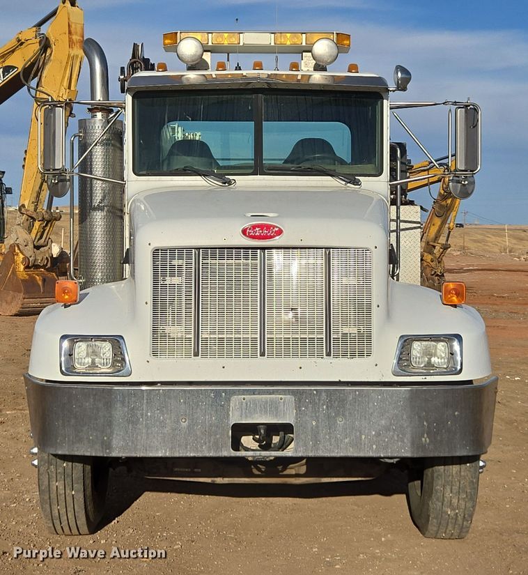 image for item ER5182 2004 Peterbilt 330 utility / service truck