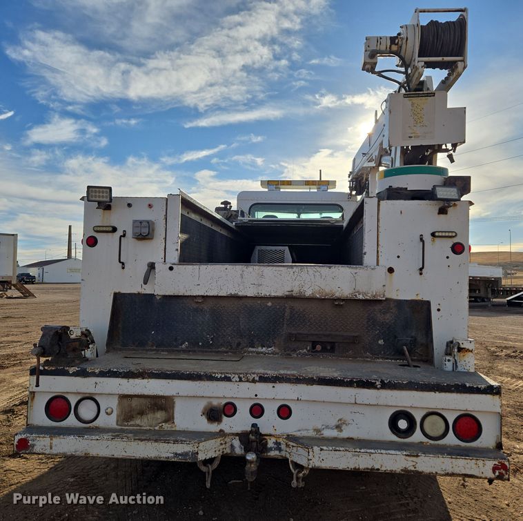 image for item ER5182 2004 Peterbilt 330 utility / service truck