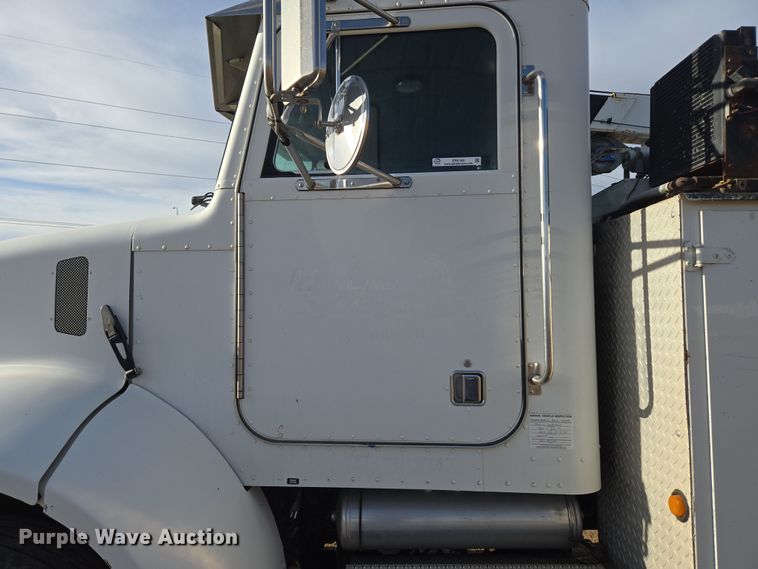 image for item ER5182 2004 Peterbilt 330 utility / service truck