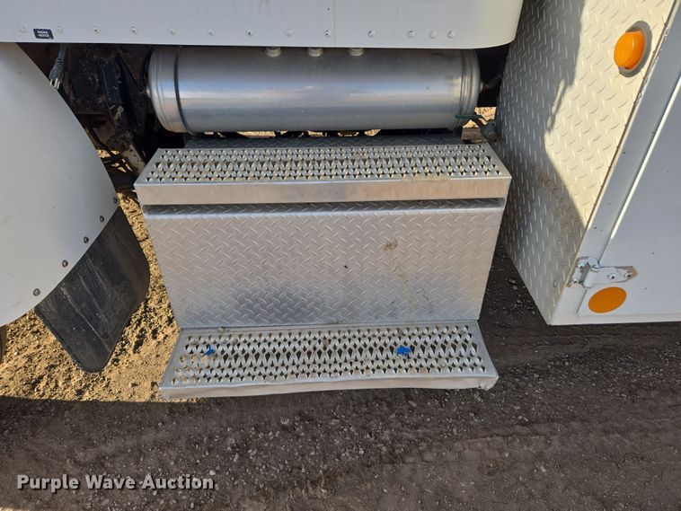 image for item ER5182 2004 Peterbilt 330 utility / service truck