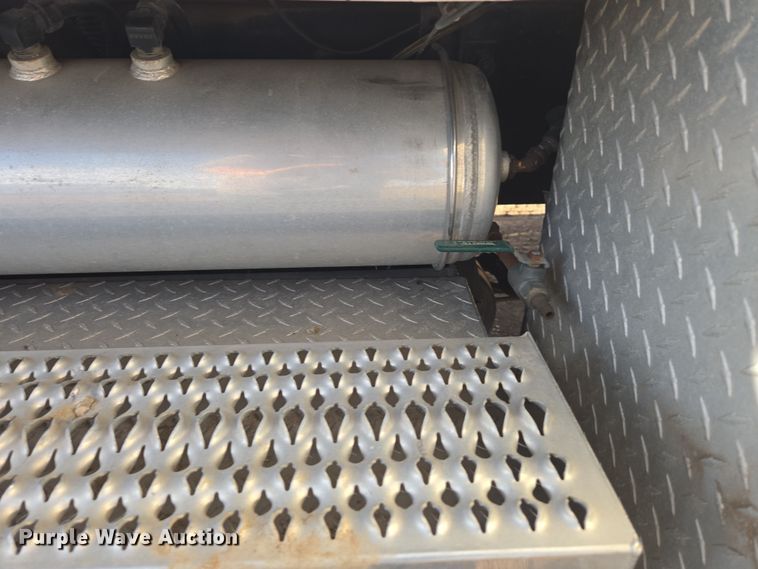 image for item ER5182 2004 Peterbilt 330 utility / service truck