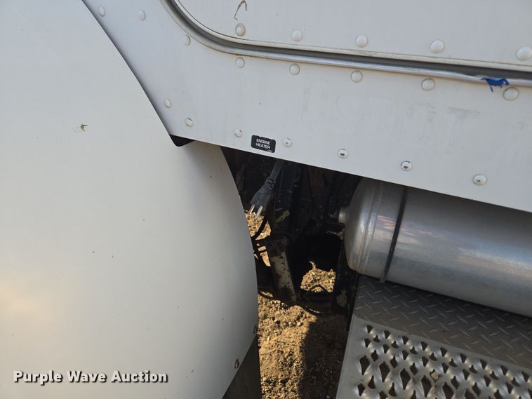 image for item ER5182 2004 Peterbilt 330 utility / service truck