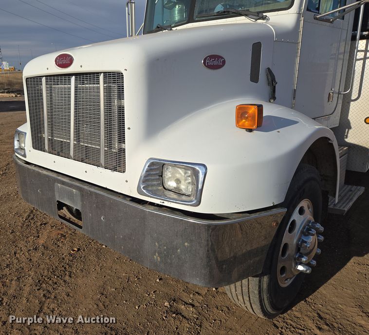 image for item ER5182 2004 Peterbilt 330 utility / service truck