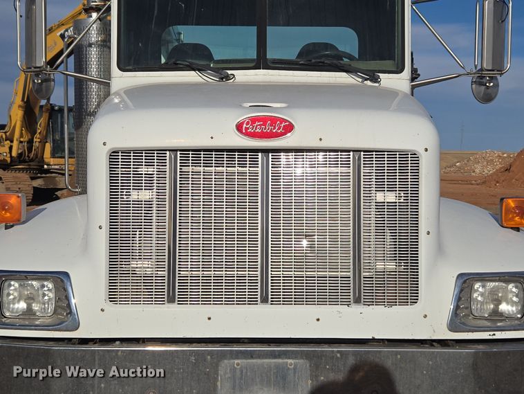 image for item ER5182 2004 Peterbilt 330 utility / service truck