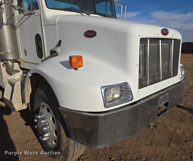 image for item ER5182 2004 Peterbilt 330 utility / service truck