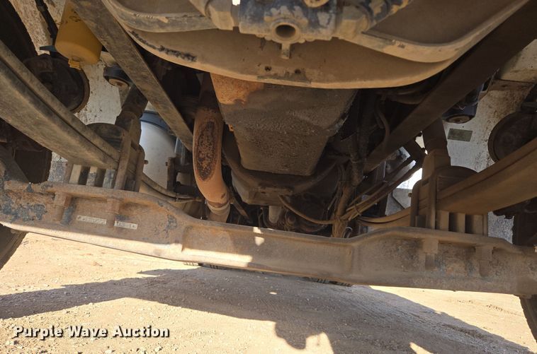 image for item ER5182 2004 Peterbilt 330 utility / service truck