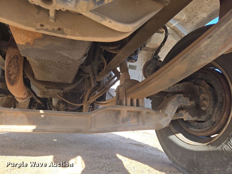 image for item ER5182 2004 Peterbilt 330 utility / service truck