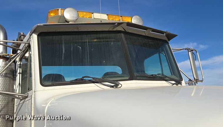 image for item ER5182 2004 Peterbilt 330 utility / service truck