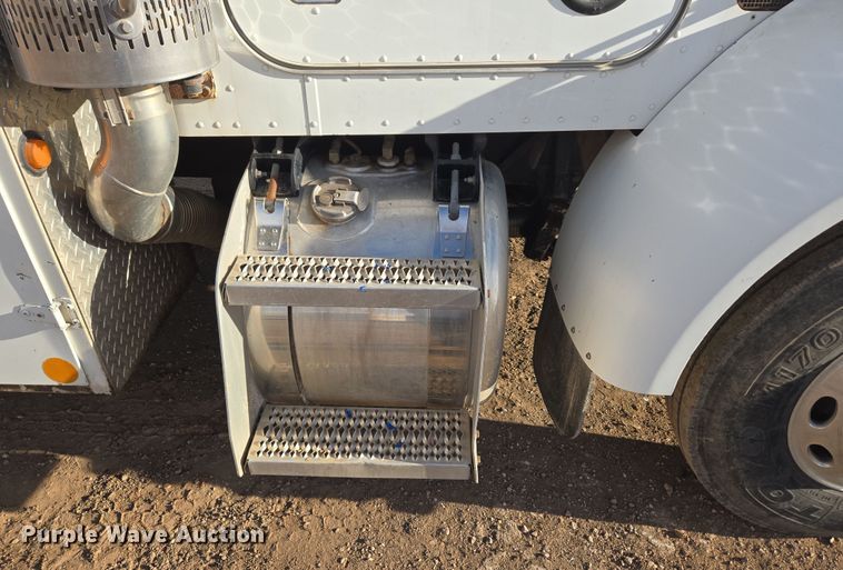 image for item ER5182 2004 Peterbilt 330 utility / service truck