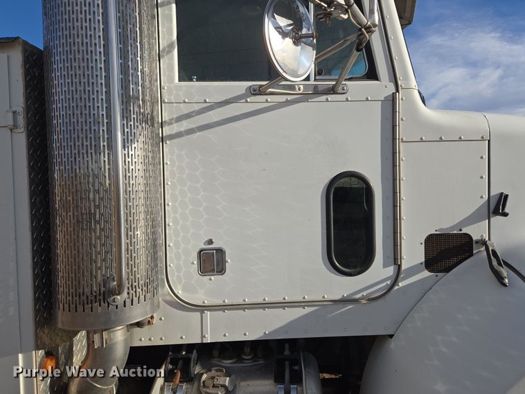 image for item ER5182 2004 Peterbilt 330 utility / service truck