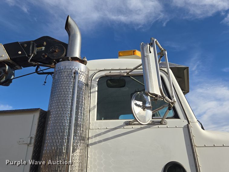 image for item ER5182 2004 Peterbilt 330 utility / service truck