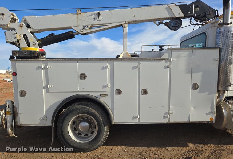 image for item ER5182 2004 Peterbilt 330 utility / service truck
