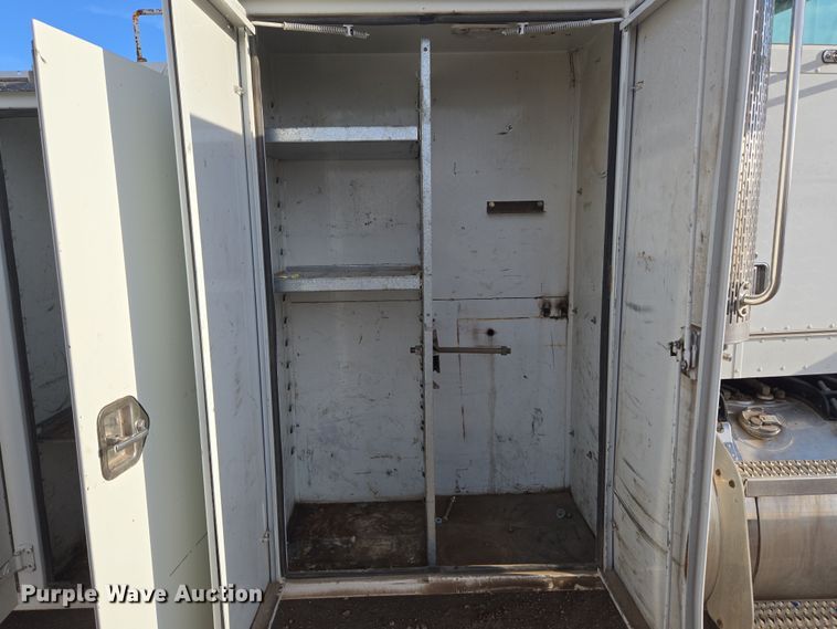 image for item ER5182 2004 Peterbilt 330 utility / service truck