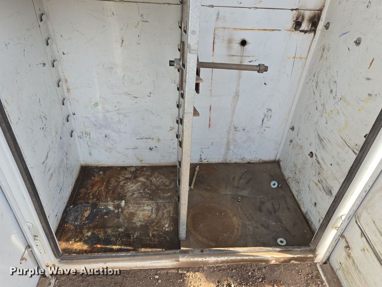 image for item ER5182 2004 Peterbilt 330 utility / service truck