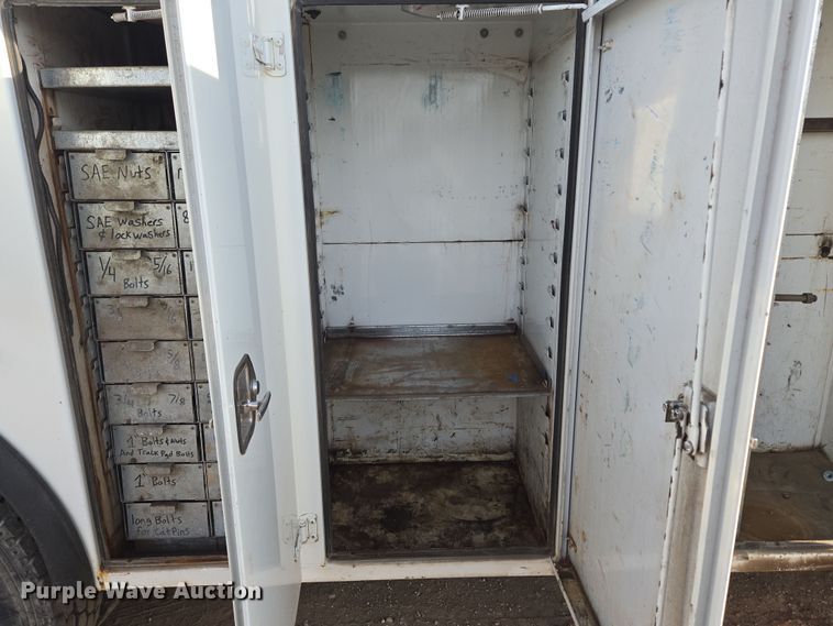 image for item ER5182 2004 Peterbilt 330 utility / service truck