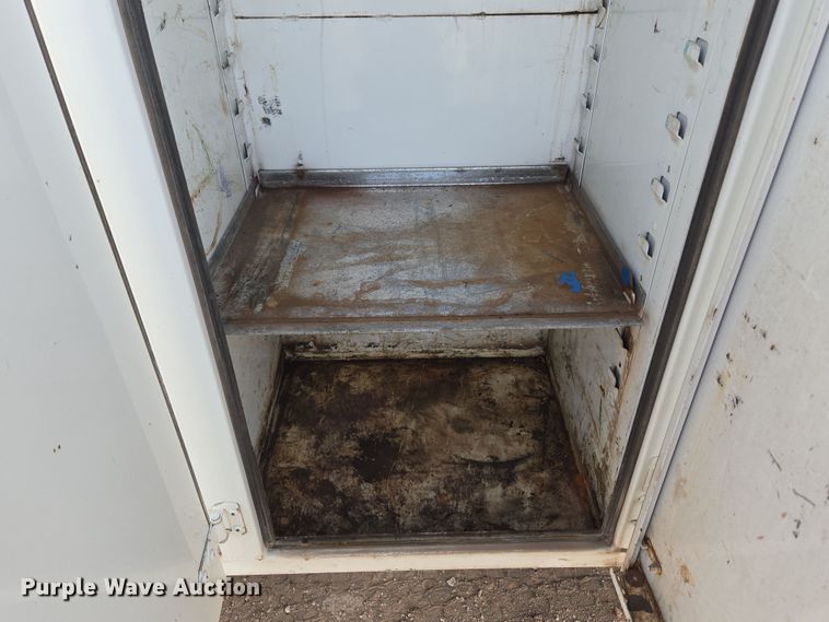 image for item ER5182 2004 Peterbilt 330 utility / service truck