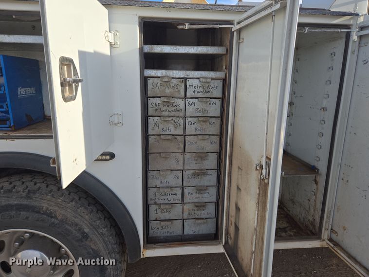 image for item ER5182 2004 Peterbilt 330 utility / service truck