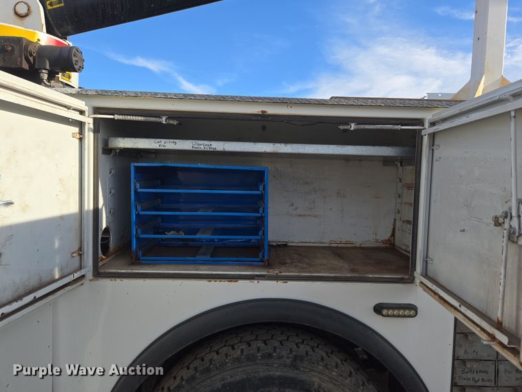 image for item ER5182 2004 Peterbilt 330 utility / service truck