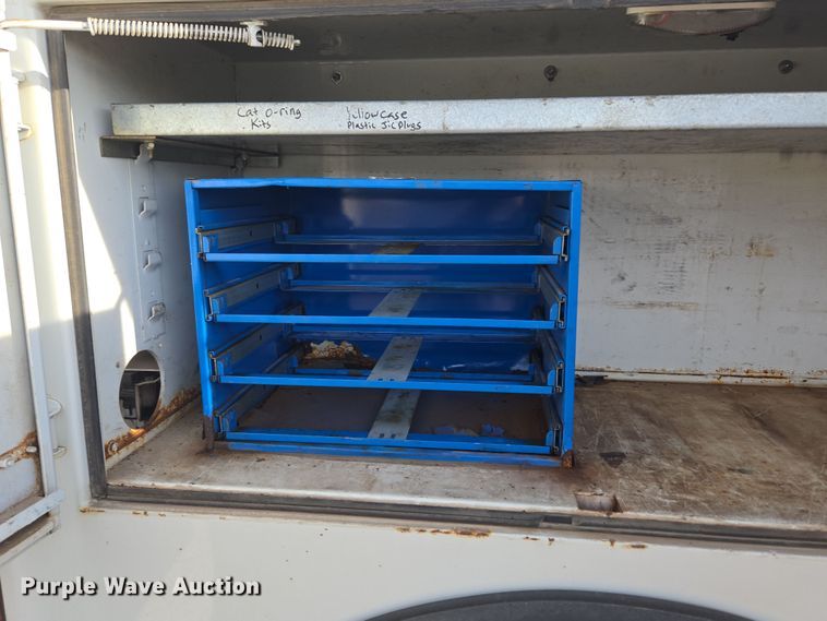 image for item ER5182 2004 Peterbilt 330 utility / service truck