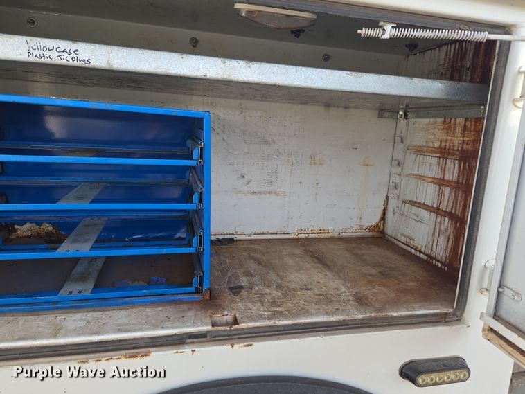 image for item ER5182 2004 Peterbilt 330 utility / service truck