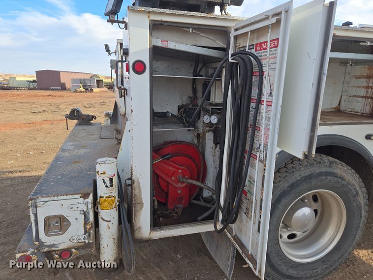 image for item ER5182 2004 Peterbilt 330 utility / service truck