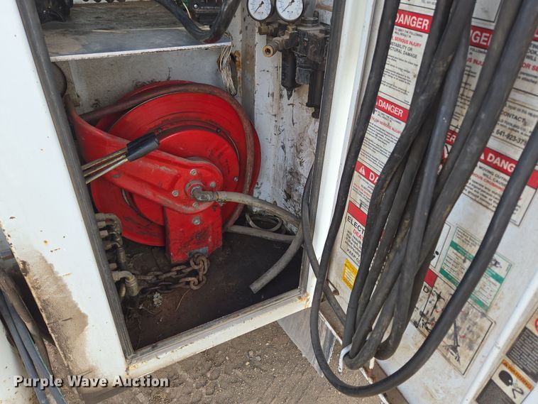 image for item ER5182 2004 Peterbilt 330 utility / service truck