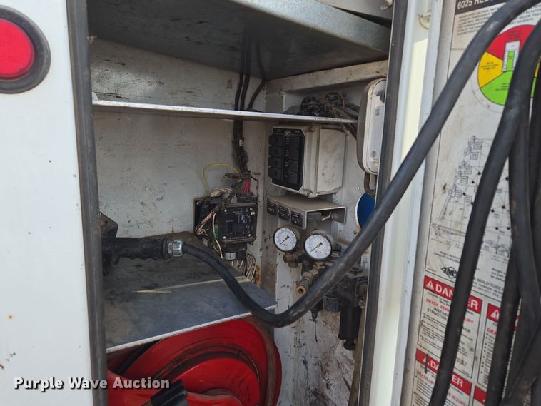 image for item ER5182 2004 Peterbilt 330 utility / service truck