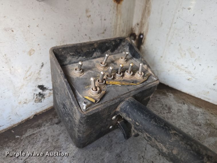 image for item ER5182 2004 Peterbilt 330 utility / service truck