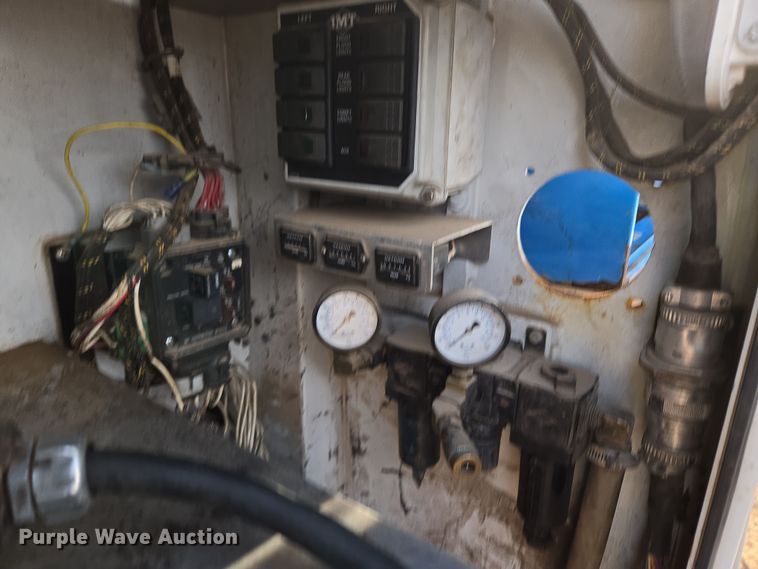 image for item ER5182 2004 Peterbilt 330 utility / service truck