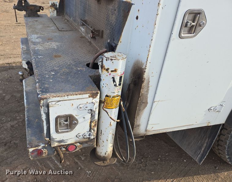 image for item ER5182 2004 Peterbilt 330 utility / service truck