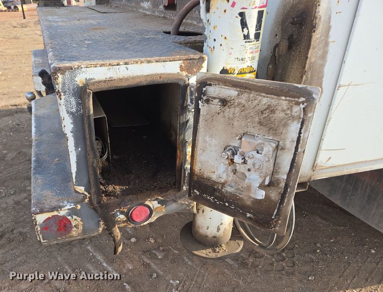 image for item ER5182 2004 Peterbilt 330 utility / service truck