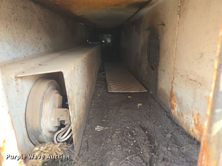 image for item ER5182 2004 Peterbilt 330 utility / service truck