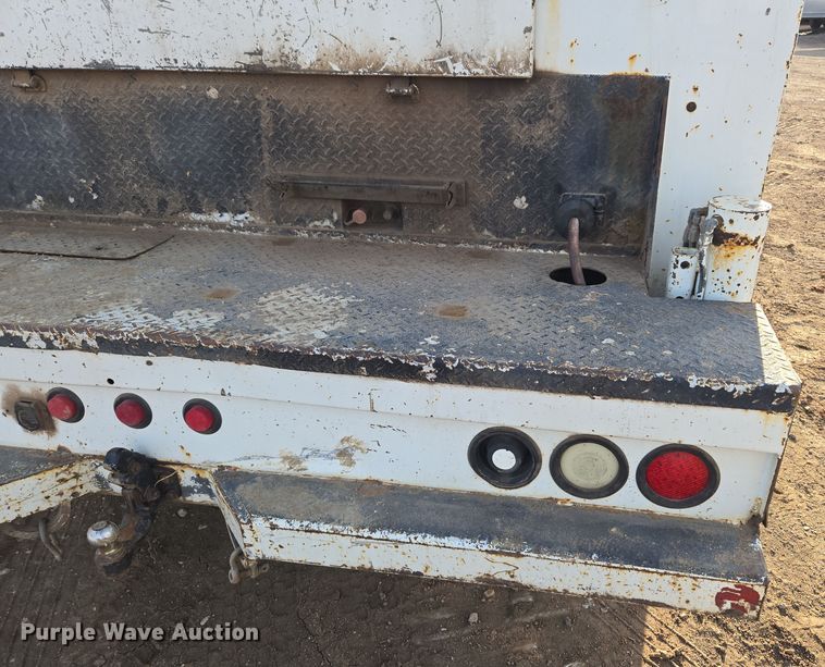 image for item ER5182 2004 Peterbilt 330 utility / service truck