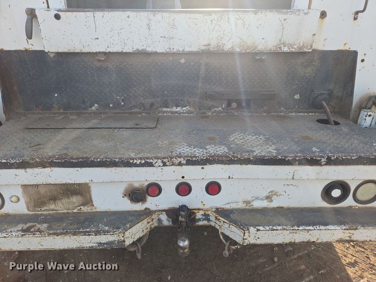 image for item ER5182 2004 Peterbilt 330 utility / service truck