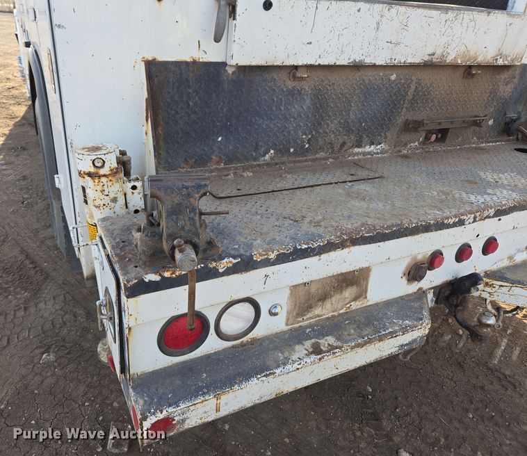 image for item ER5182 2004 Peterbilt 330 utility / service truck