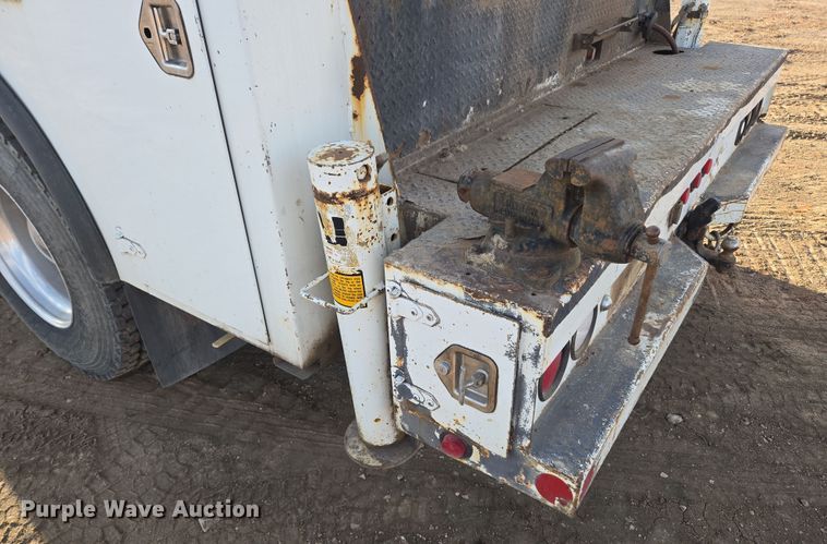 image for item ER5182 2004 Peterbilt 330 utility / service truck