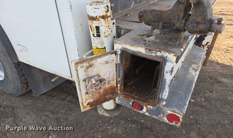 image for item ER5182 2004 Peterbilt 330 utility / service truck