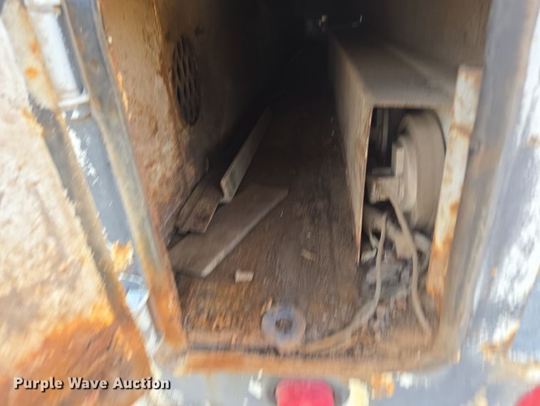 image for item ER5182 2004 Peterbilt 330 utility / service truck