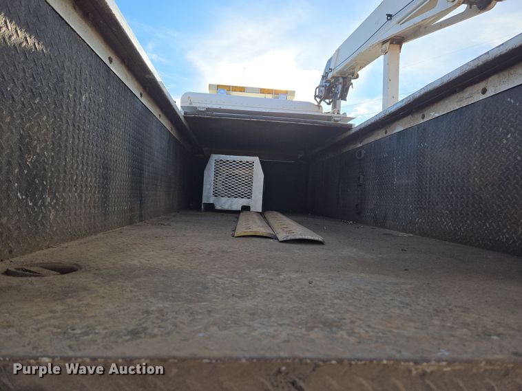 image for item ER5182 2004 Peterbilt 330 utility / service truck